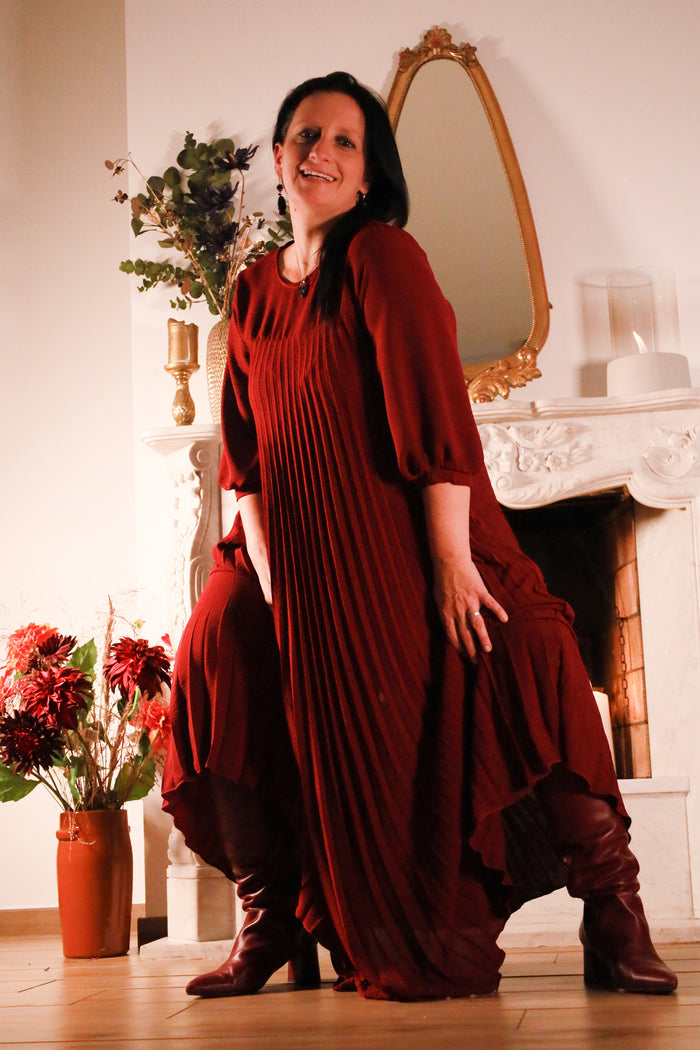 Gusto – bordeauxrode plisséjurk uit de Dolci Giorni collectie bij She&Me, damesmode Duffel, Lier, Mechelen.