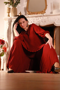 Largo – bordeauxrode plisséset met top en broek, Dolci Giorni collectie bij She&Me, damesmode Duffel, Lier, Mechelen.