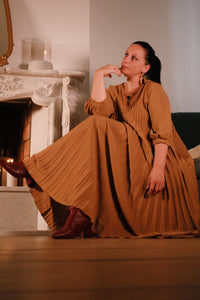 Gusto – lange karamelkleurige plisséjurk uit de Dolci Giorni collectie bij She&Me, damesmode Duffel, Lier, Mechelen.