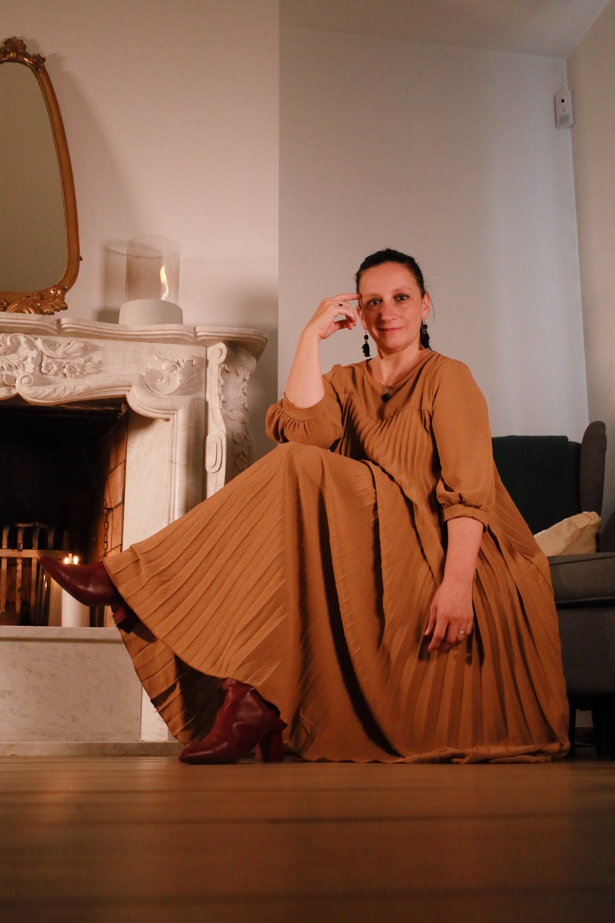 Gusto – lange karamelkleurige plisséjurk uit de Dolci Giorni collectie bij She&Me, damesmode Duffel, Lier, Mechelen.