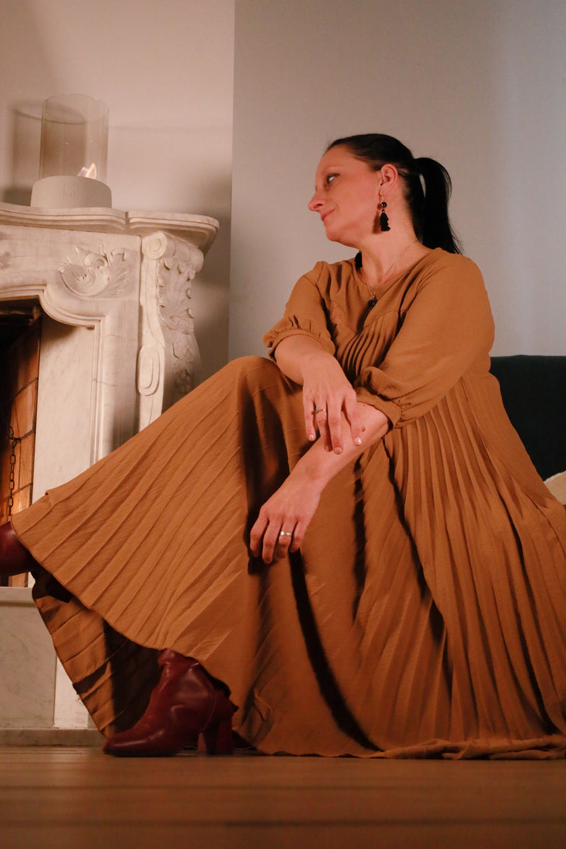 Gusto – lange karamelkleurige plisséjurk uit de Dolci Giorni collectie bij She&Me, damesmode Duffel, Lier, Mechelen.