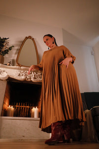 Gusto – lange karamelkleurige plisséjurk uit de Dolci Giorni collectie bij She&Me, damesmode Duffel, Lier, Mechelen.