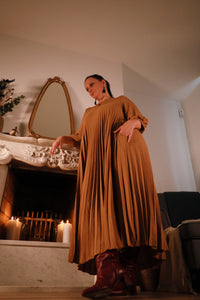 Gusto – lange karamelkleurige plisséjurk uit de Dolci Giorni collectie bij She&Me, damesmode Duffel, Lier, Mechelen.