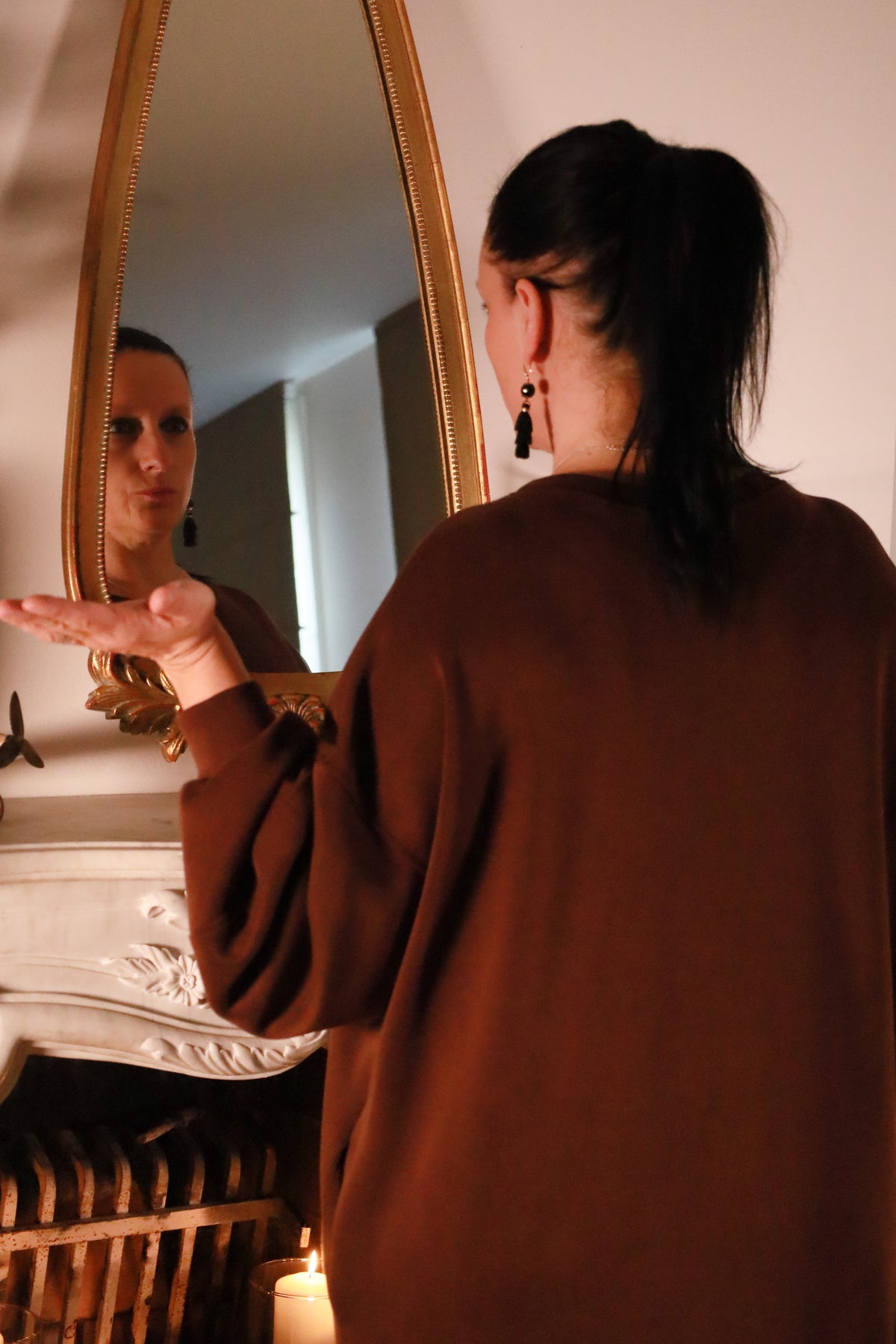 Laslo – chocoladebruine oversized jurk van Mooij in zachte stof met steekzakken, damesmode She&Me Duffel, Lier, Mechelen.