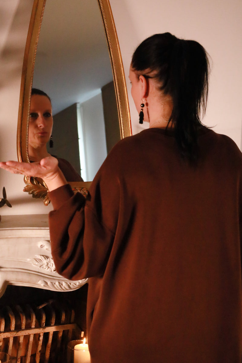 Laslo – chocoladebruine oversized jurk van Mooij in zachte stof met steekzakken, damesmode She&Me Duffel, Lier, Mechelen.