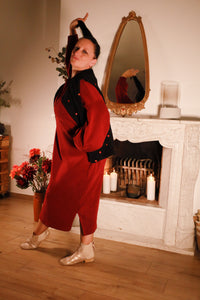 Laslo – burgundy oversized jurk van Mooij met steekzakken en zijsplitjes, damesmode She&Me Duffel, Lier, Mechelen.