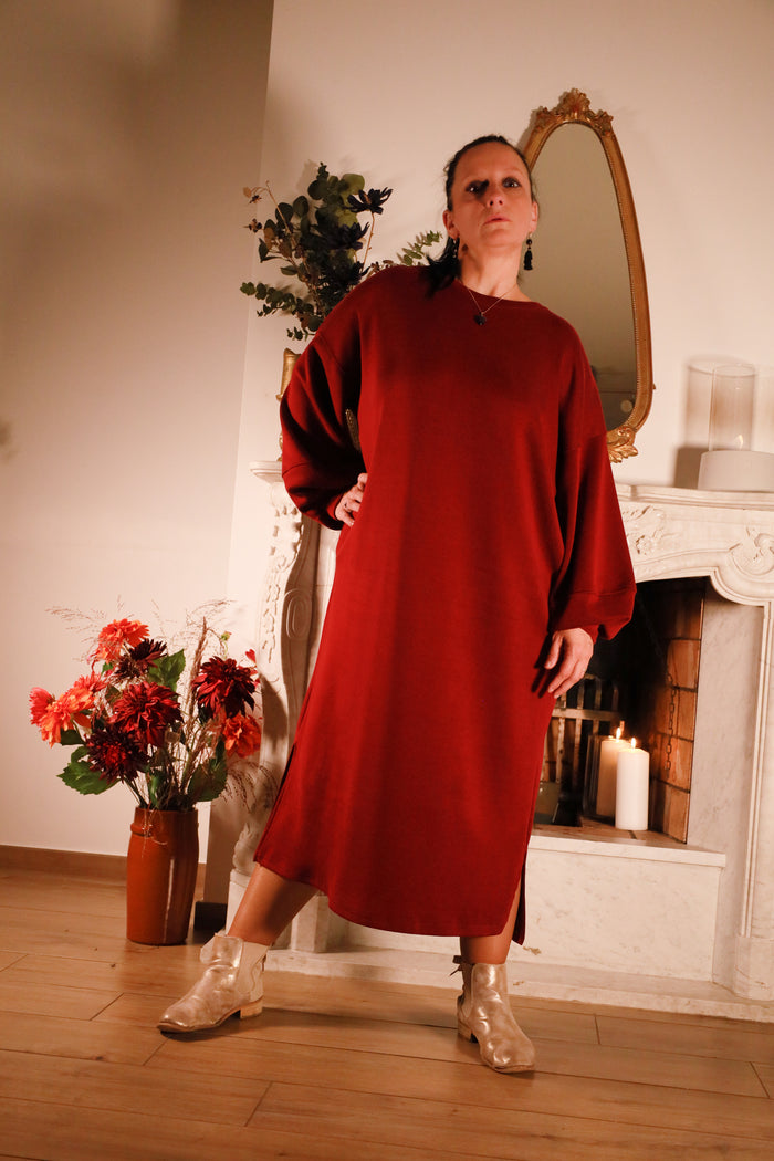Laslo – burgundy oversized jurk van Mooij met steekzakken en zijsplitjes, damesmode She&Me Duffel, Lier, Mechelen.