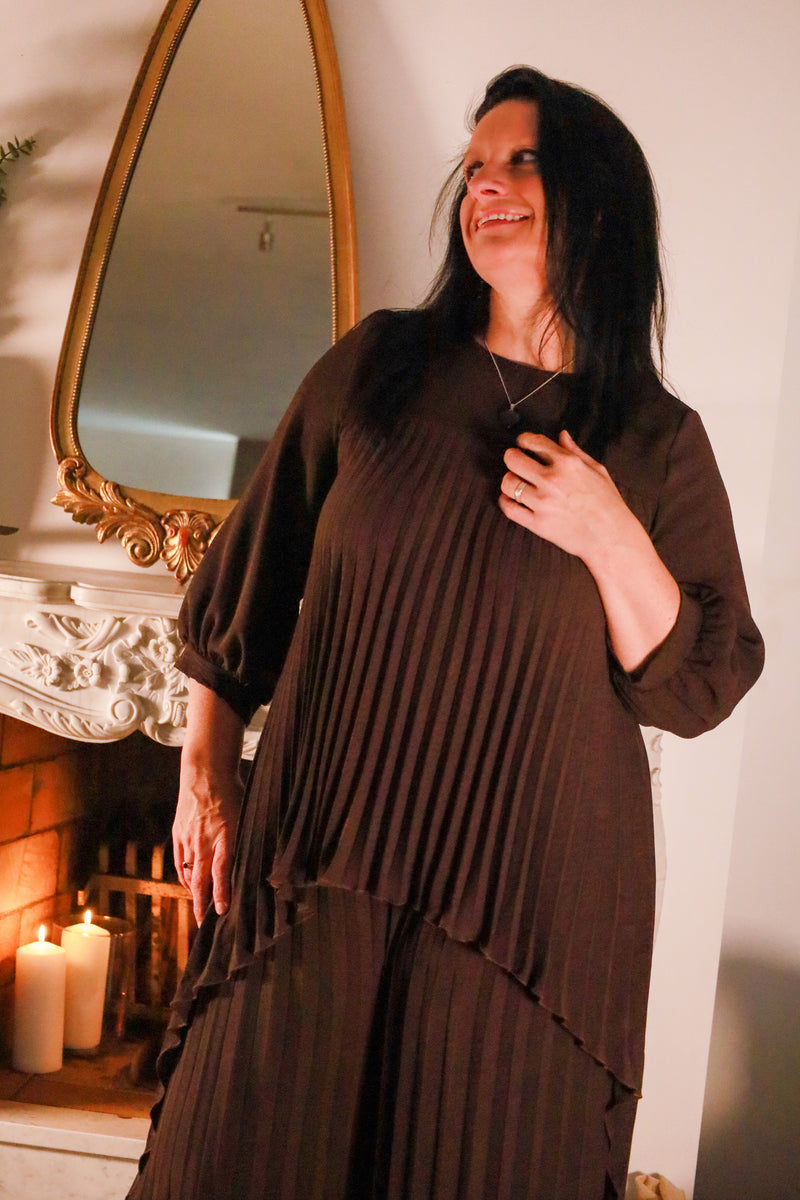 Largo – chocoladebruine plisséset met top en broek, Dolci Giorni collectie van She&Me, damesmode Duffel, Lier, Mechelen.