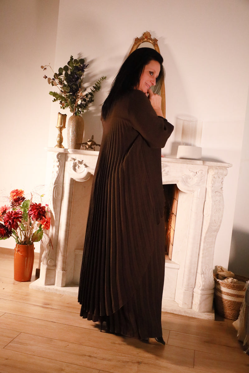 Largo – chocoladebruine plisséset met top en broek, Dolci Giorni collectie van She&Me, damesmode Duffel, Lier, Mechelen.