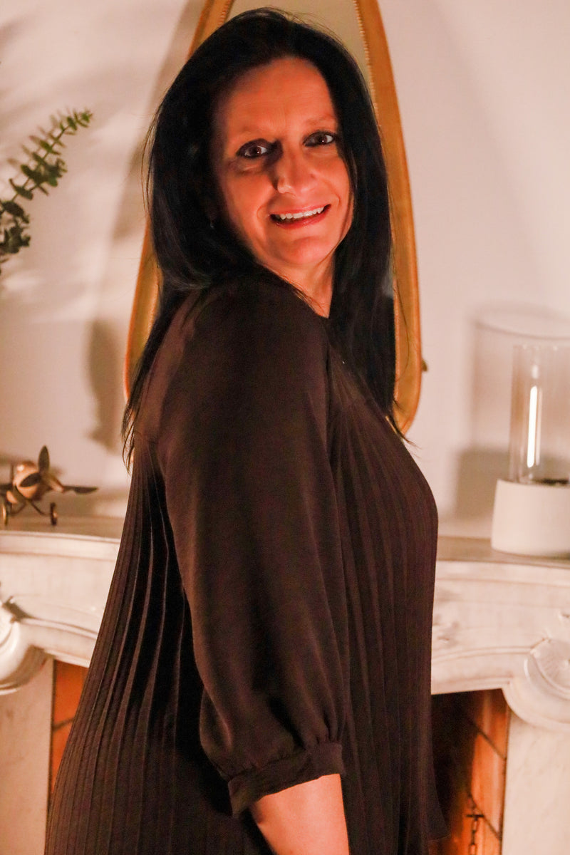 Largo – chocoladebruine plisséset met top en broek, Dolci Giorni collectie van She&Me, damesmode Duffel, Lier, Mechelen.