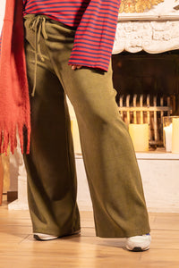 Olijfgroene rechte broek met strikceintuur, casual en comfortabel, gecombineerd met gestreepte top.