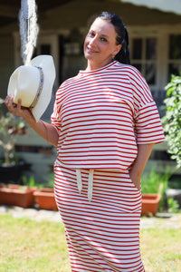 Lichte T-shirt top in rood-witte streep met een rechte, losse pasvorm. Casual en fris, perfect te combineren met de bijpassende rok.