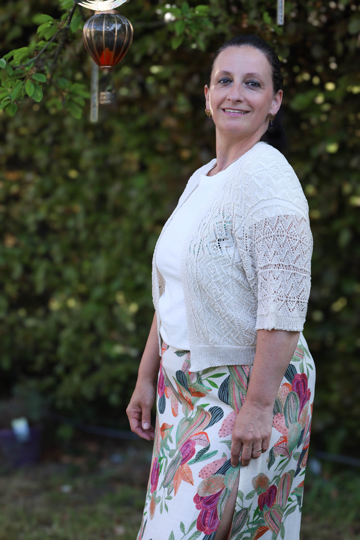 Lichte ajour gebreide cardigan van Terra di Siena in neutraal crème. Perfect als stijlvol laagje bij jurken, rokken of tops.