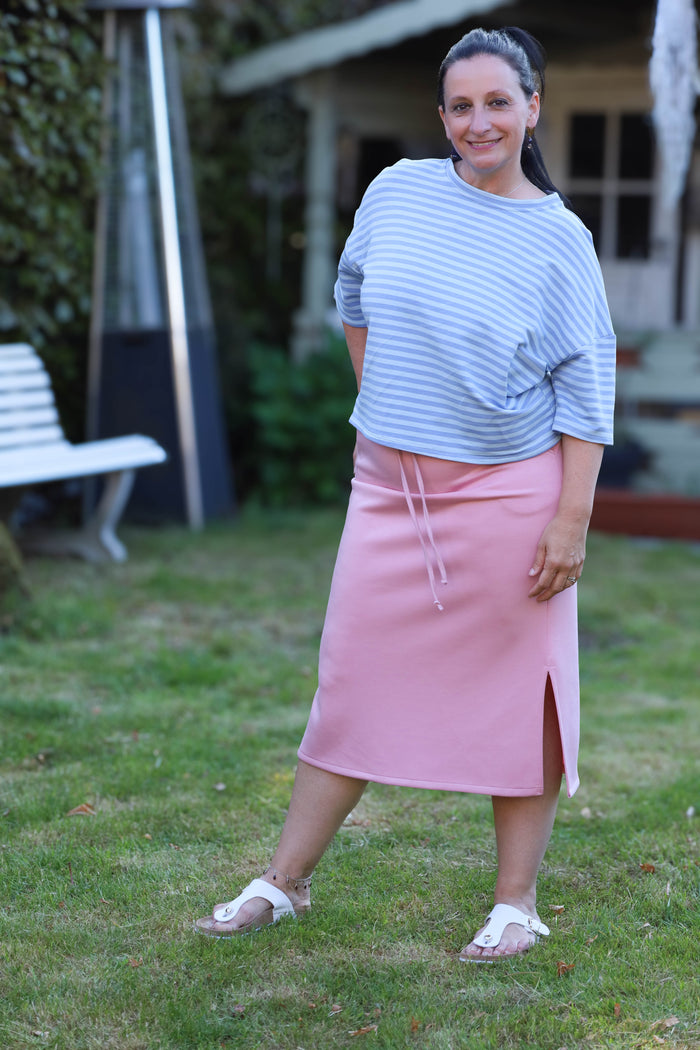 Losvallende top met lichtblauwe en witte strepen, perfect voor een relaxte zomerlook.