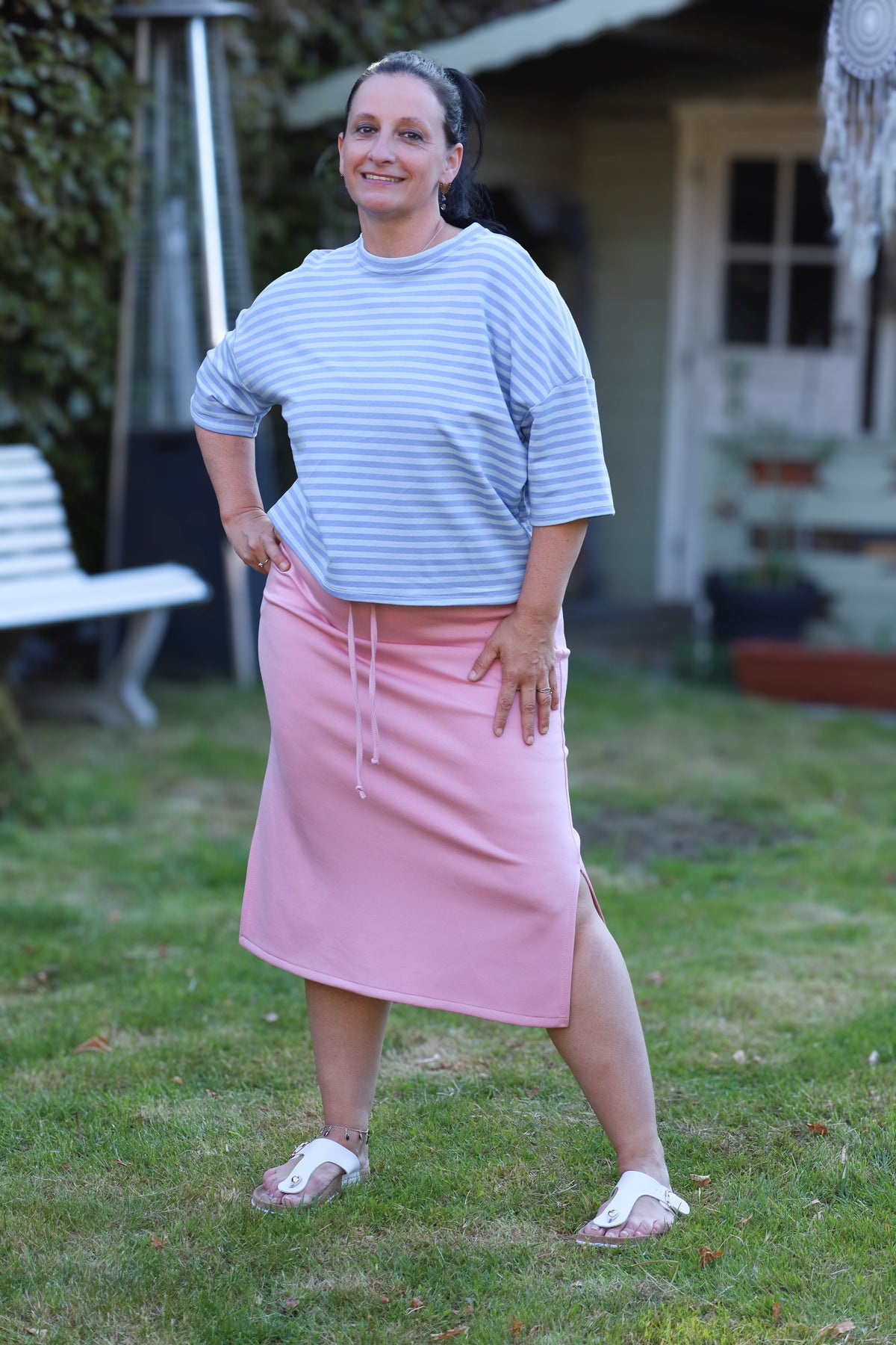 Losvallende top met lichtblauwe en witte strepen, perfect voor een relaxte zomerlook.