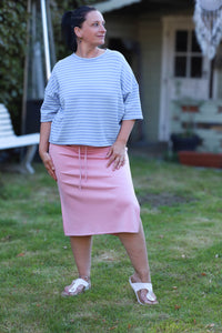 Losvallende top met lichtblauwe en witte strepen, perfect voor een relaxte zomerlook.