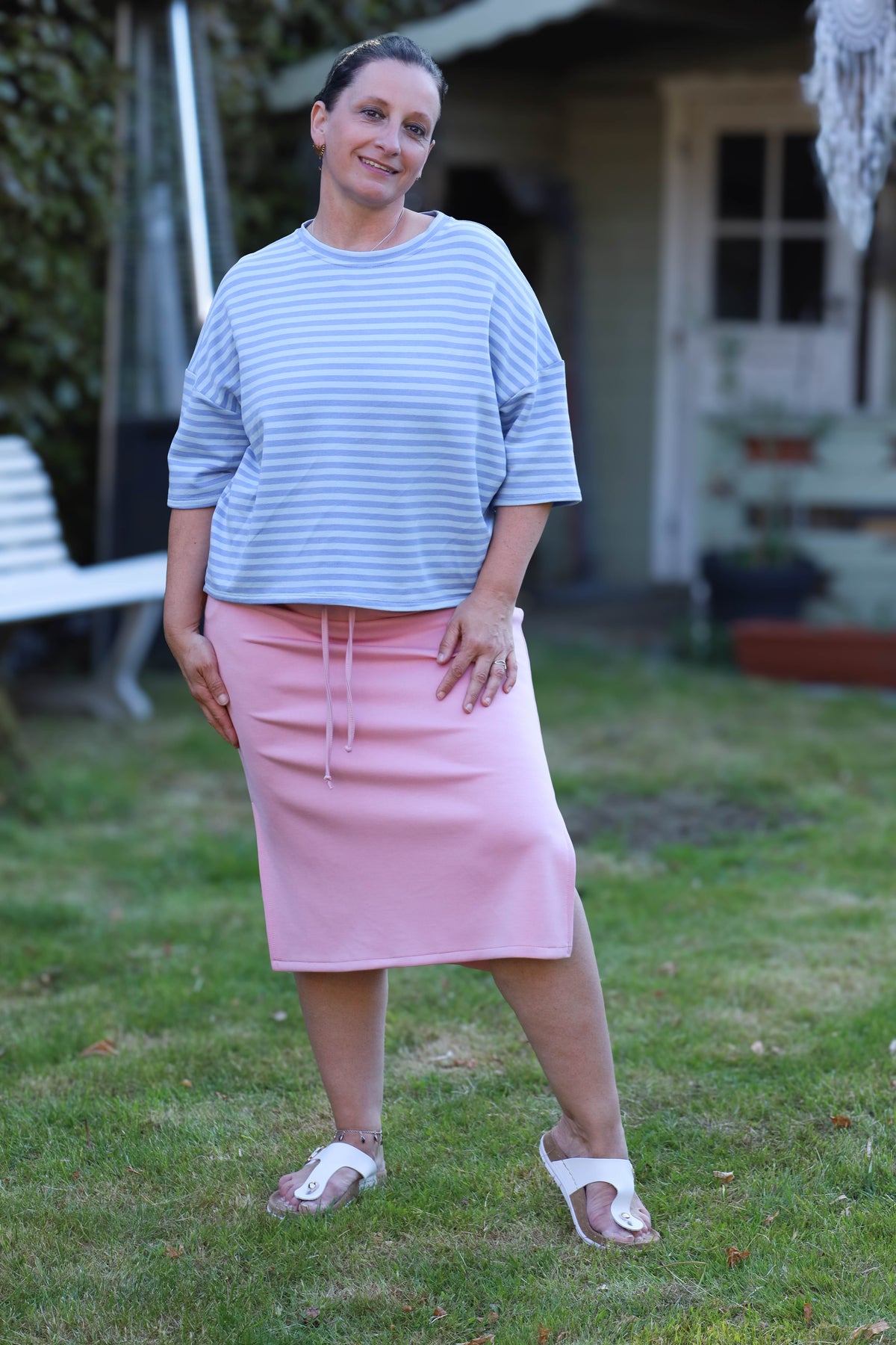 Losvallende top met lichtblauwe en witte strepen, perfect voor een relaxte zomerlook.