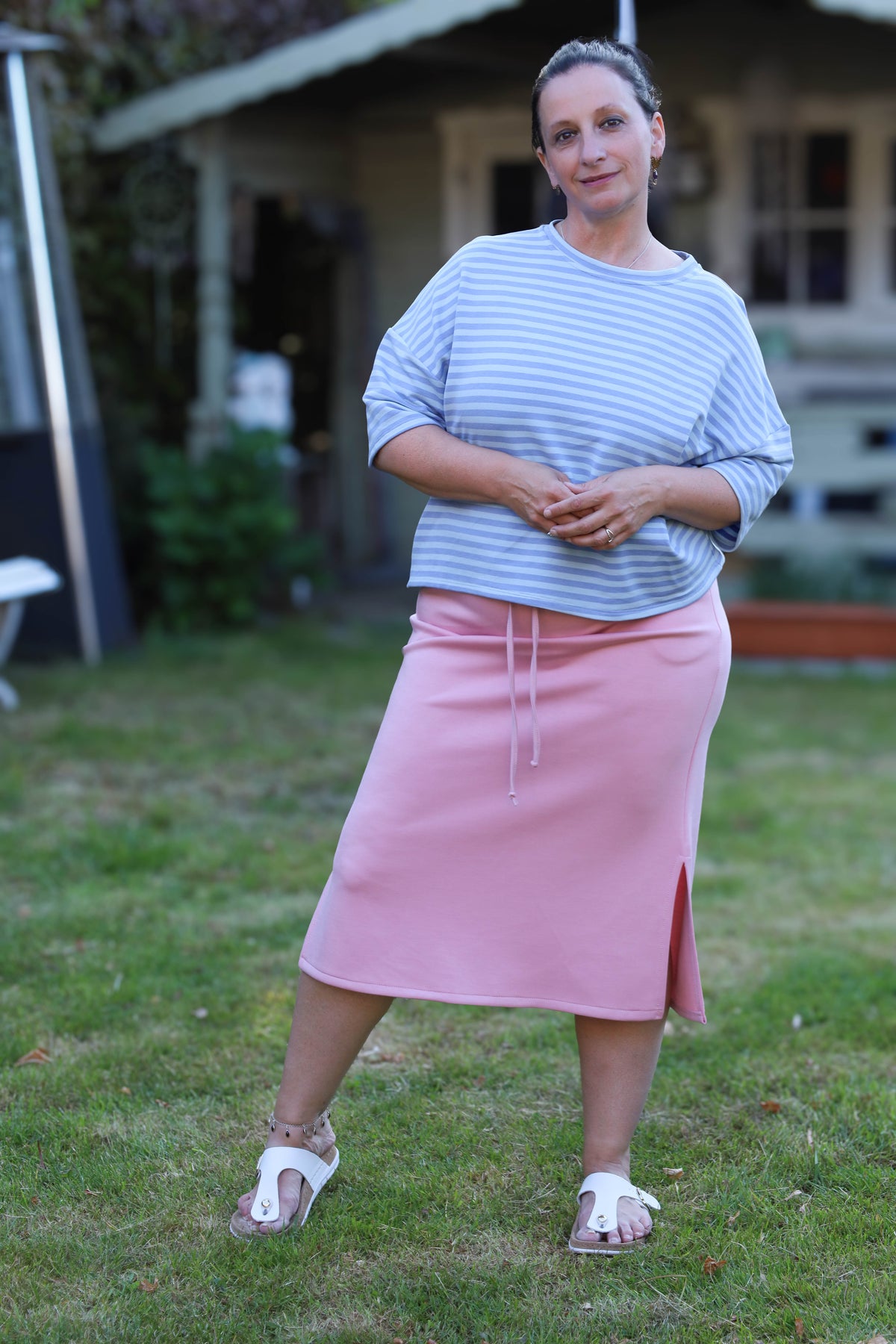 Losvallende top met lichtblauwe en witte strepen, perfect voor een relaxte zomerlook.