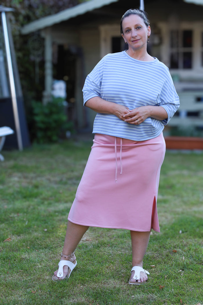Losvallende top met lichtblauwe en witte strepen, perfect voor een relaxte zomerlook.