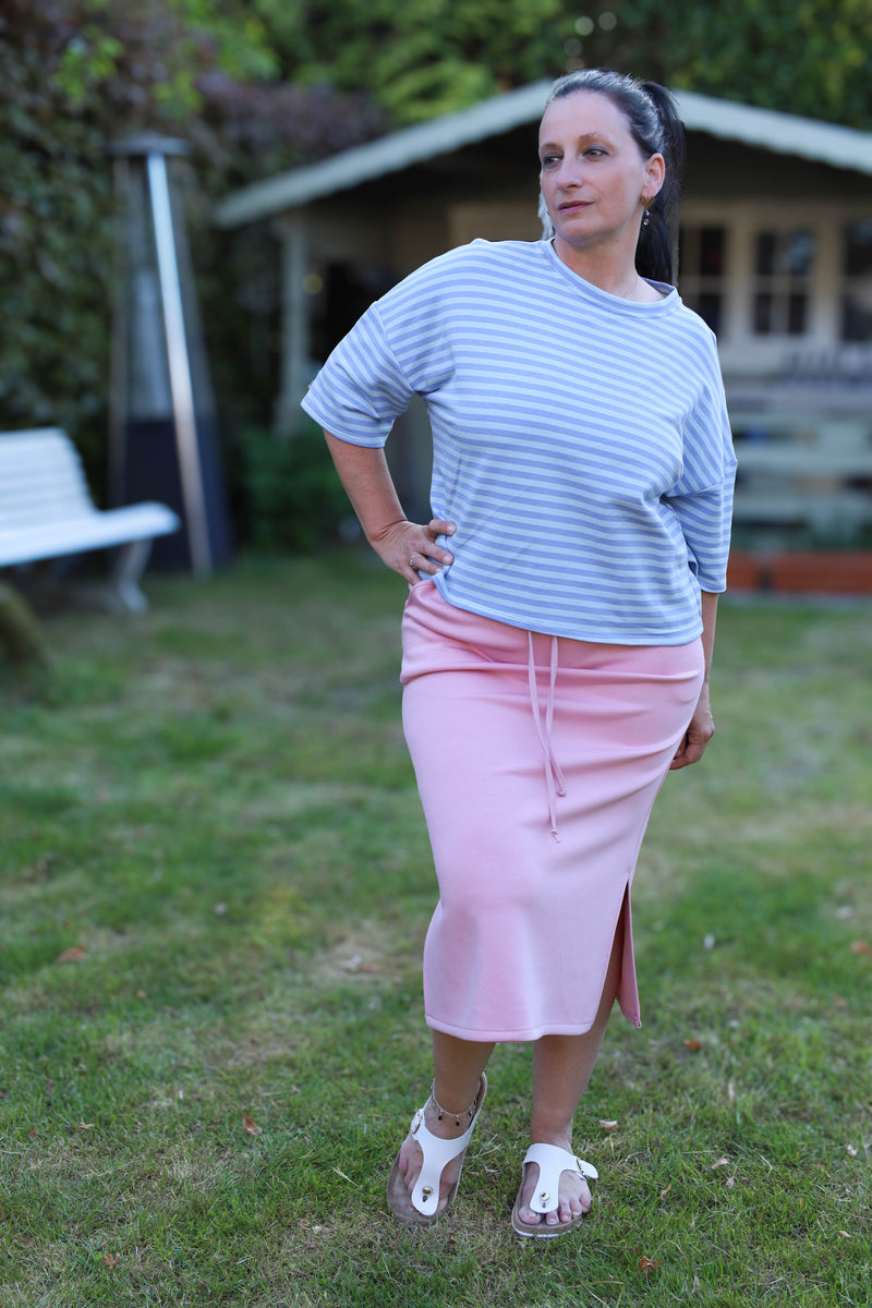 Losvallende top met lichtblauwe en witte strepen, perfect voor een relaxte zomerlook.
