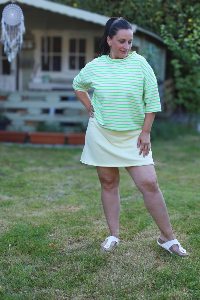 Lichte, losvallende top met frisgroene strepen op wit. Casual en comfy met halflange mouwen – perfect voor warme dagen.