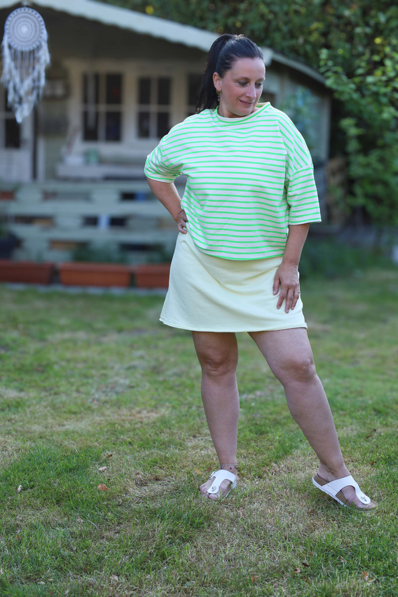 Lichte, losvallende top met frisgroene strepen op wit. Casual en comfy met halflange mouwen – perfect voor warme dagen.