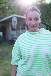 Lichte, losvallende top met frisgroene strepen op wit. Casual en comfy met halflange mouwen – perfect voor warme dagen.