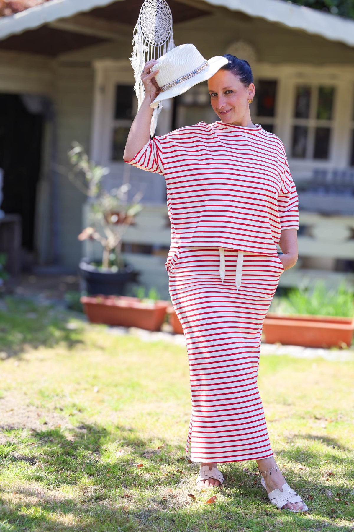 Lichte T-shirt top in rood-witte streep met een rechte, losse pasvorm. Casual en fris, perfect te combineren met de bijpassende rok.