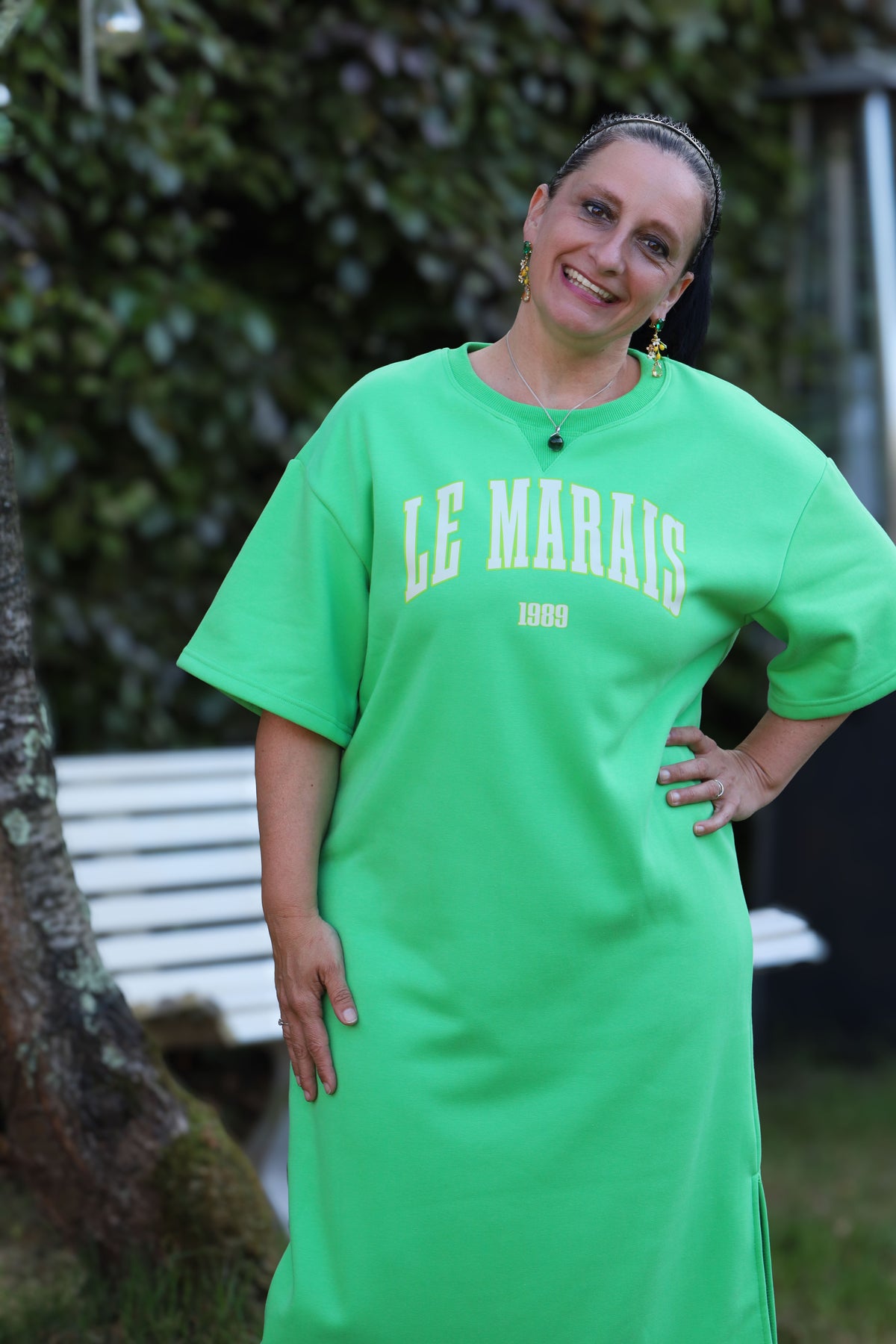 Opvallende groene T-shirtjurk met “Le Marais 1989” print. Casual, comfy en sportief voor een relaxte zomerlook. Verkrijgbaar bij She & Me.

