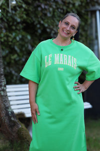 Opvallende groene T-shirtjurk met “Le Marais 1989” print. Casual, comfy en sportief voor een relaxte zomerlook. Verkrijgbaar bij She & Me.

