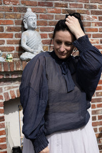 Blouse notte – luchtige blouse met strik donkerblauw
