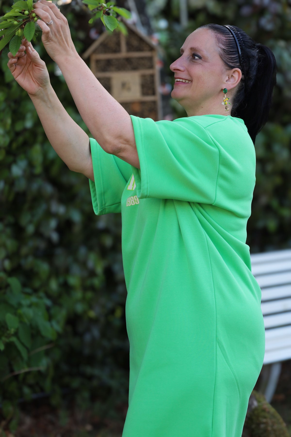 Opvallende groene T-shirtjurk met “Le Marais 1989” print. Casual, comfy en sportief voor een relaxte zomerlook. Verkrijgbaar bij She & Me.

