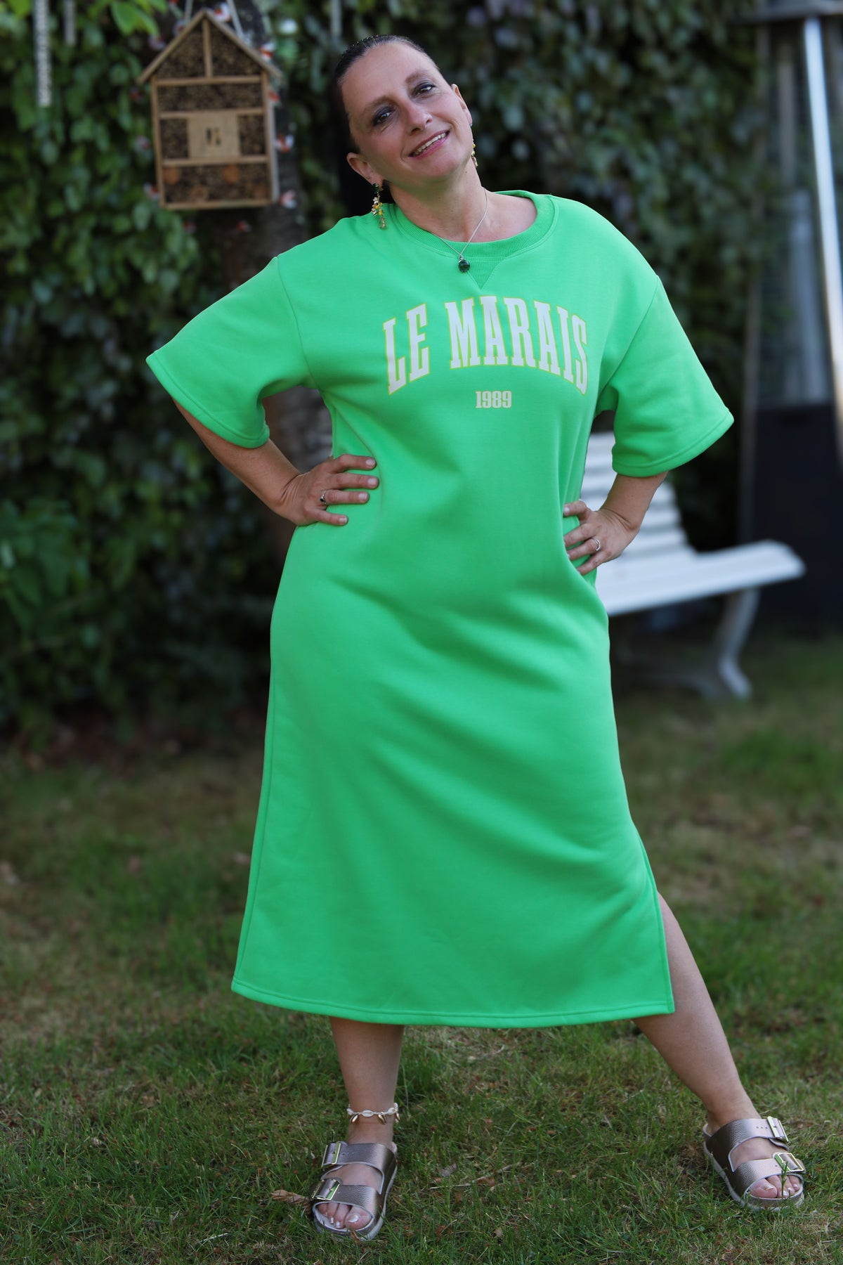Opvallende groene T-shirtjurk met “Le Marais 1989” print. Casual, comfy en sportief voor een relaxte zomerlook. Verkrijgbaar bij She & Me.

