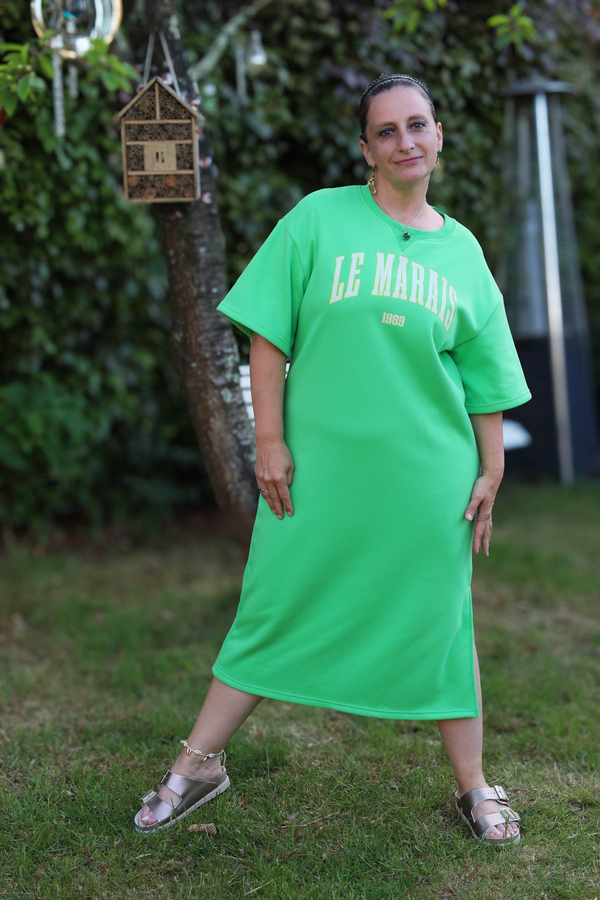 Opvallende groene T-shirtjurk met “Le Marais 1989” print. Casual, comfy en sportief voor een relaxte zomerlook. Verkrijgbaar bij She & Me.

