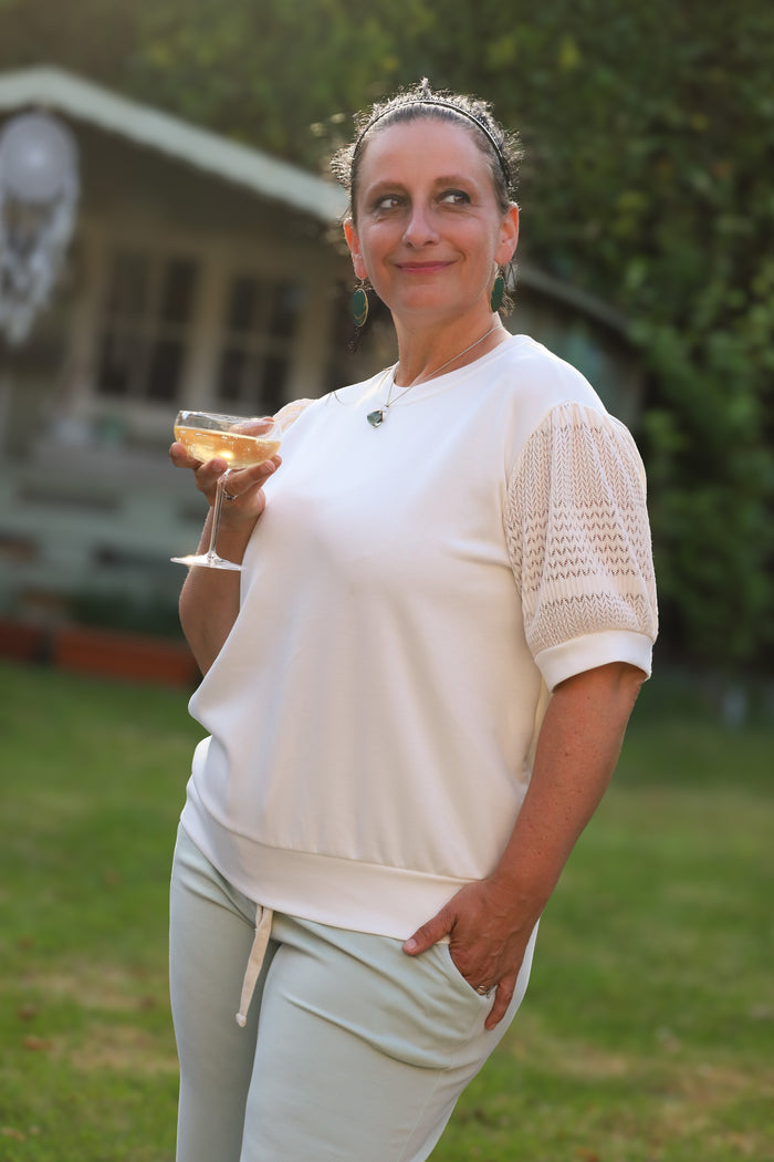 Top ‘Sofia’ straalt Italiaanse klasse uit met haar ecru tint en verfijnde gehaakte mouwen. Tijdloos en vrouwelijk.