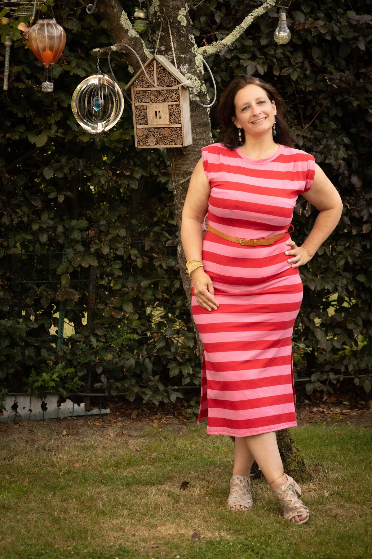Gestreepte midi-jurk Terra di Siena in roze en roodtinten, perfect voor zomerse dagen.