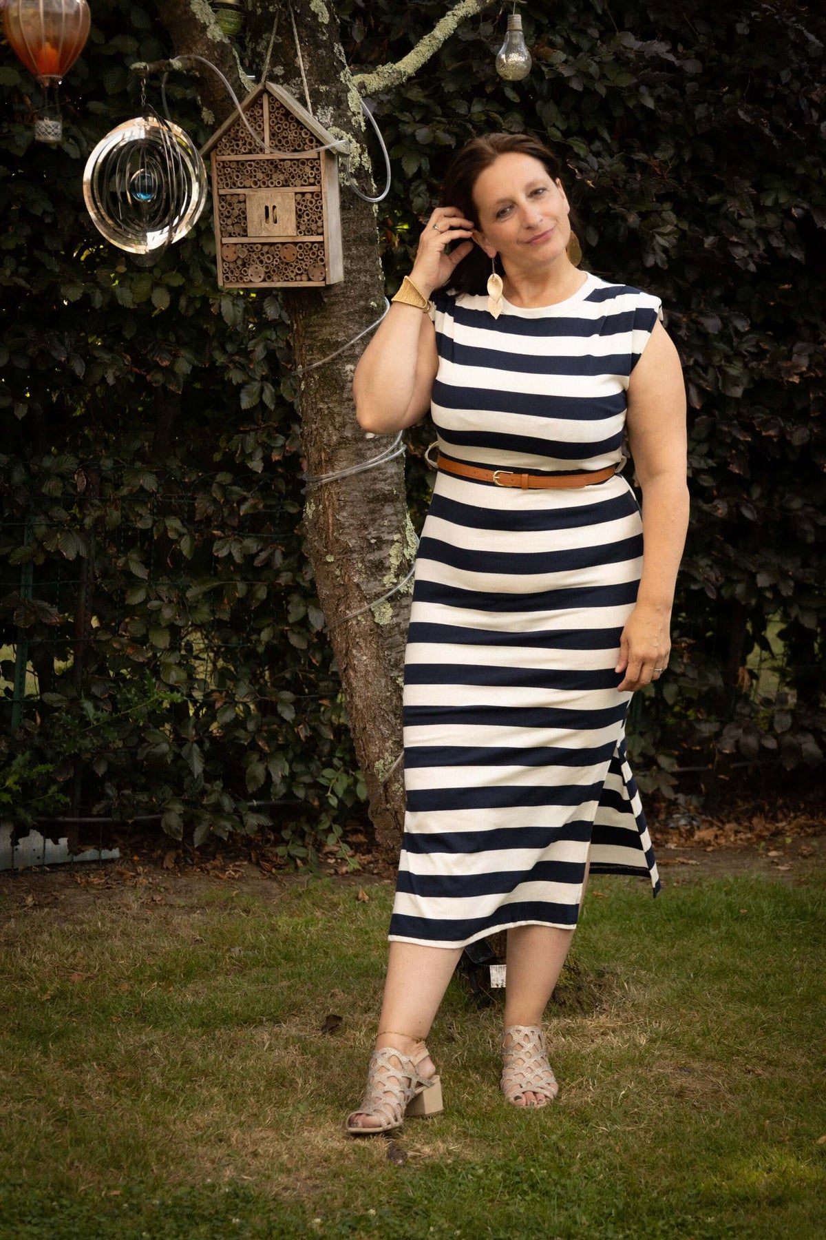 Terra Di Siena jurk marineblauw, elegante midi-jurk met marineblauwe en ecru strepen, perfect voor de zomer.