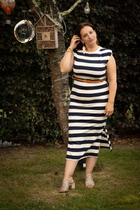 Terra Di Siena jurk marineblauw, elegante midi-jurk met marineblauwe en ecru strepen, perfect voor de zomer.