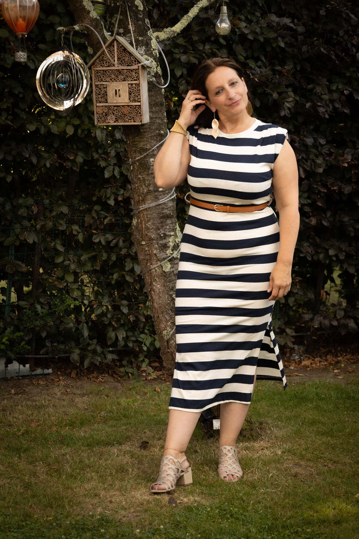 Terra Di Siena jurk marineblauw, elegante midi-jurk met marineblauwe en ecru strepen, perfect voor de zomer.