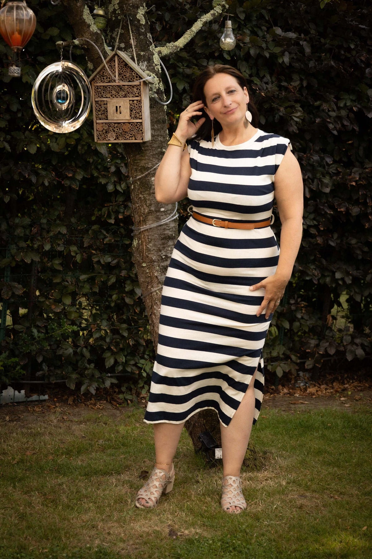 Terra Di Siena jurk marineblauw, elegante midi-jurk met marineblauwe en ecru gestreepte print.