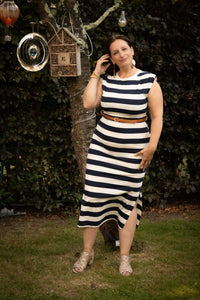 Terra Di Siena jurk marineblauw, elegante midi-jurk met marineblauwe en ecru gestreepte print.