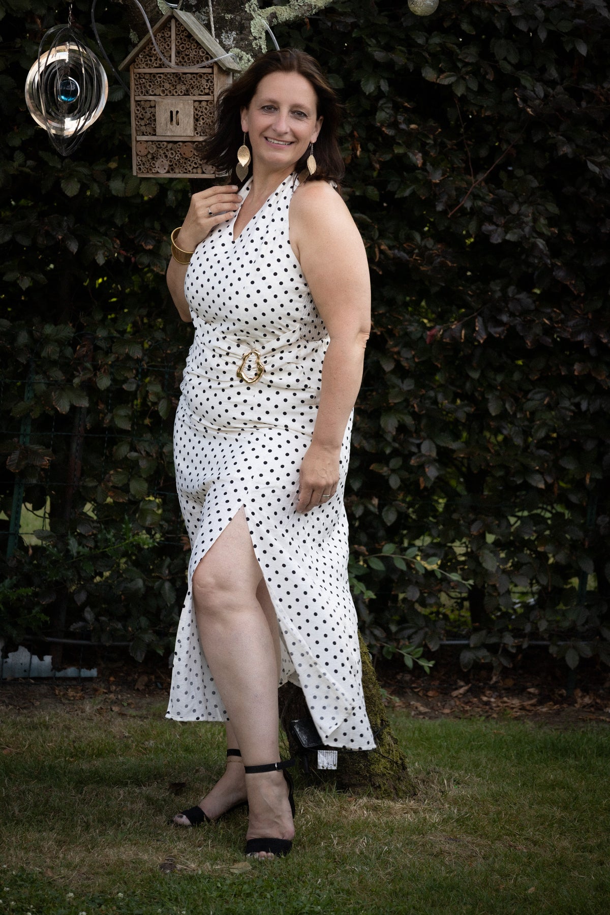 Witte halterjurk met zwarte polkadots,