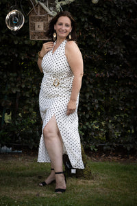 Witte halterjurk met zwarte polkadots,