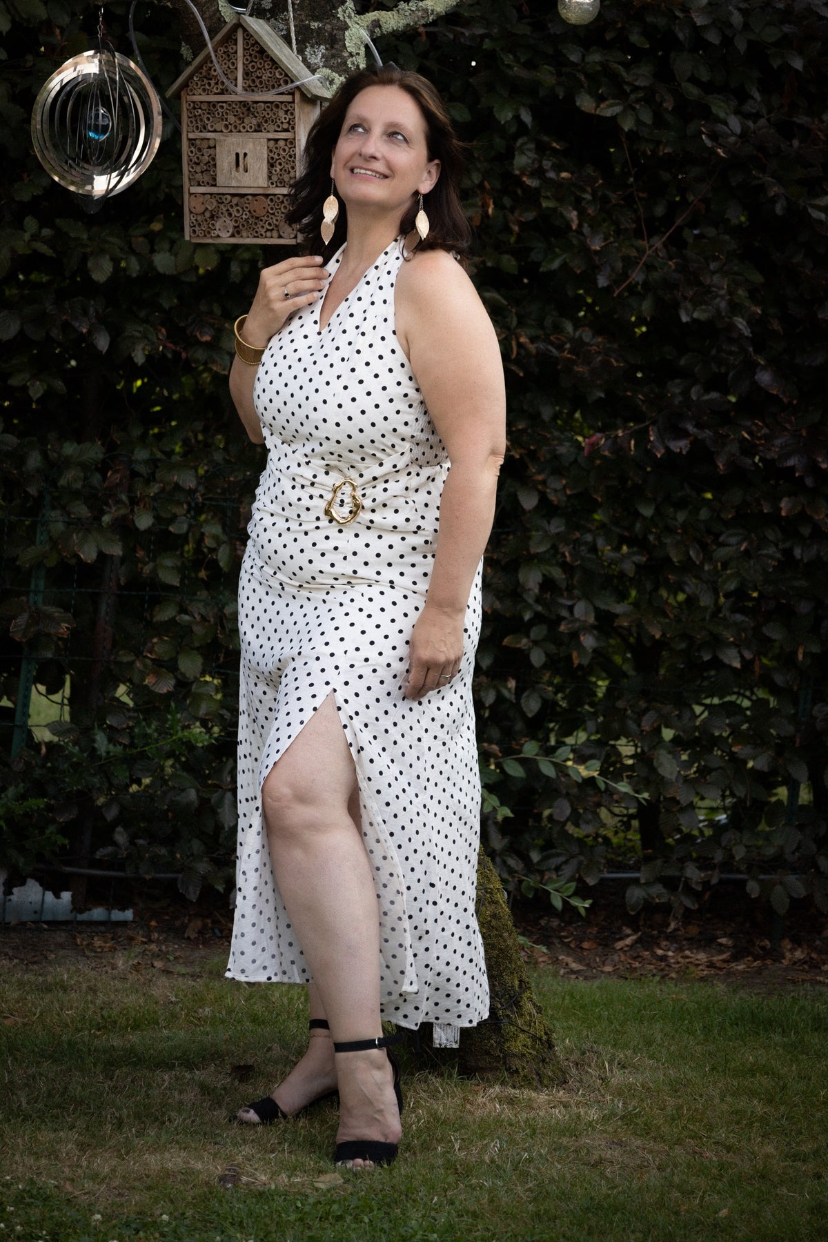 Witte halterjurk met zwarte polkadots,
