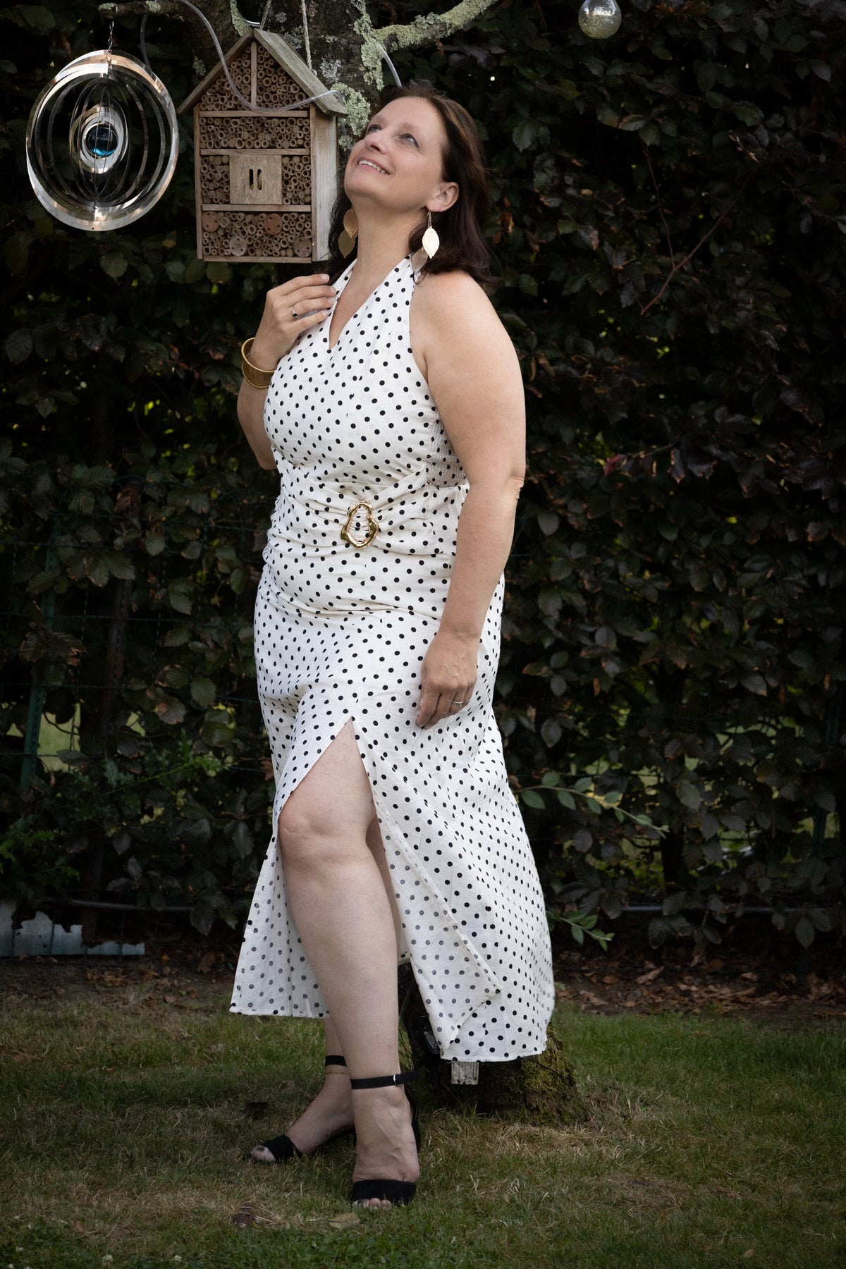 Witte halterjurk met zwarte polkadots,