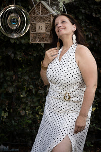 Witte halterjurk met zwarte polkadots,