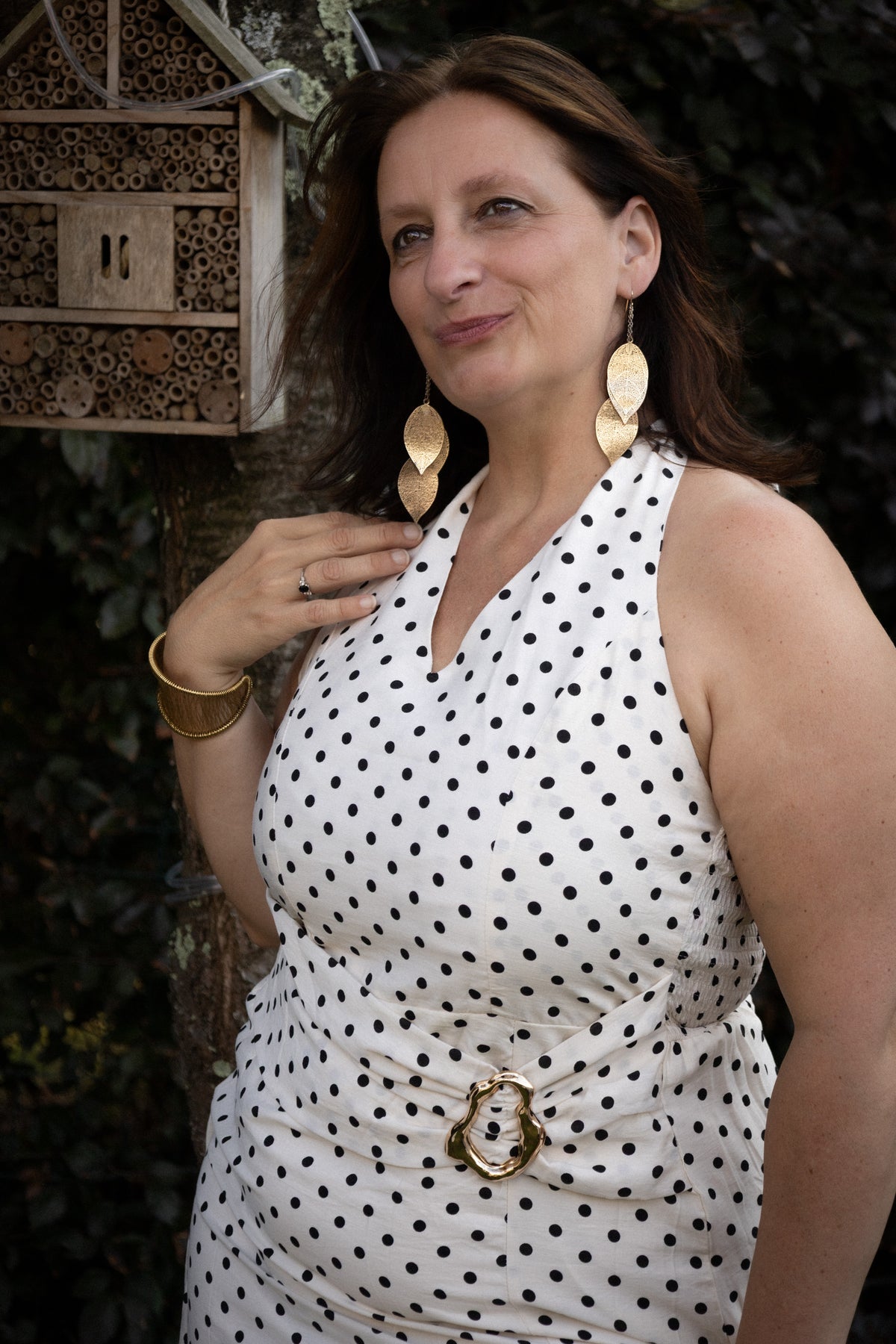 Witte halterjurk met zwarte polkadots,
