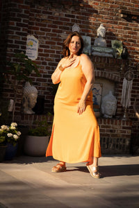Oranje strapless maxi-jurk van Terra di Siena, perfect voor een zomerse look met sandalen.