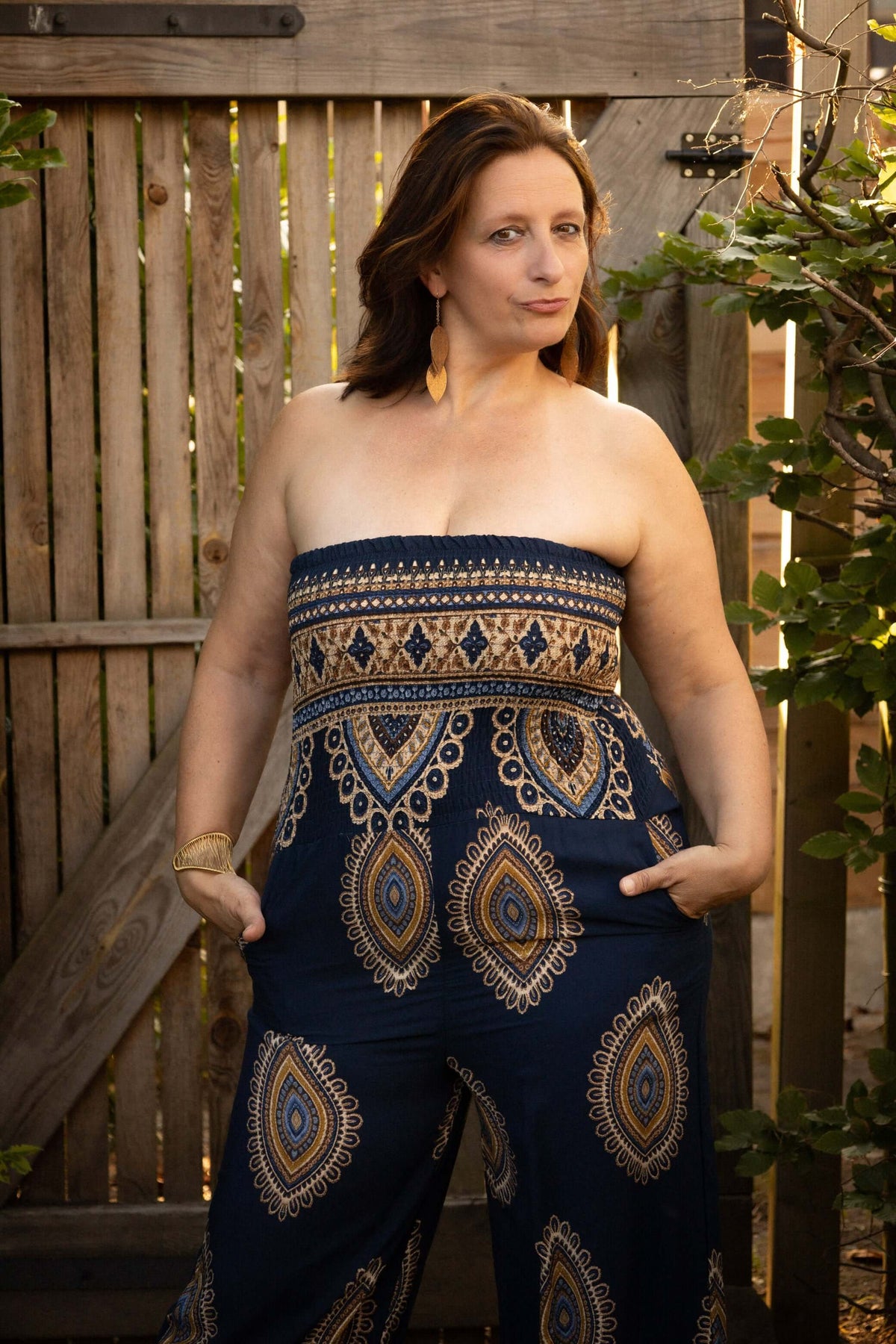 Strapless navy jumpsuit met bohemian print, vrouwelijk en comfortabel voor een luchtige zomerlook.