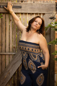 Strapless navy jumpsuit van Terra di Siena met elegante bohemian print in beige- en blauwtinten.